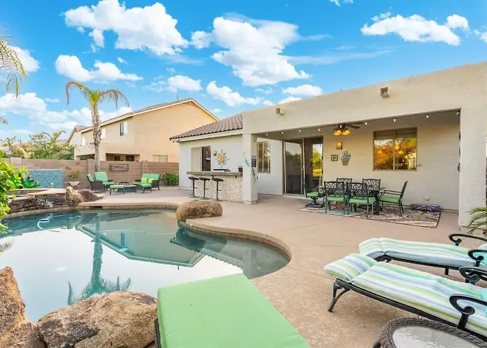 Modern 4-br Heated Pool Jacuzzi Grill Holiday home *