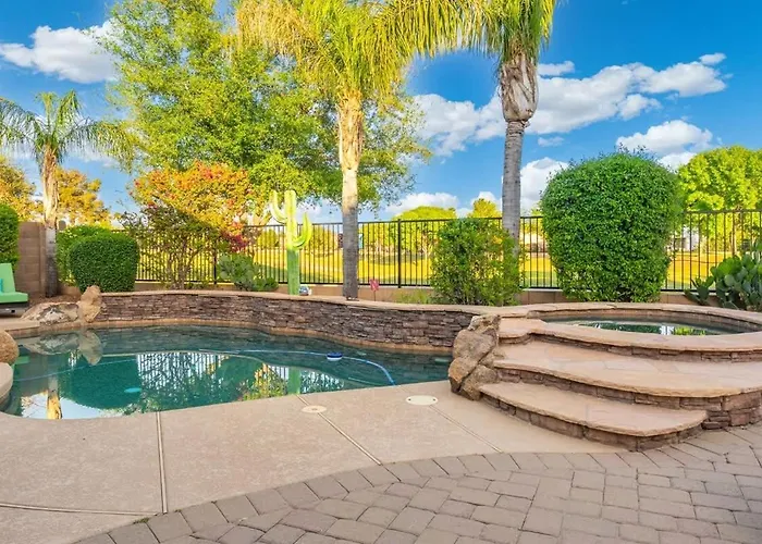 Modern 4-br Heated Pool Jacuzzi Grill Holiday home *