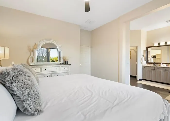 Modern 4-br Heated Pool Jacuzzi Grill Holiday home *